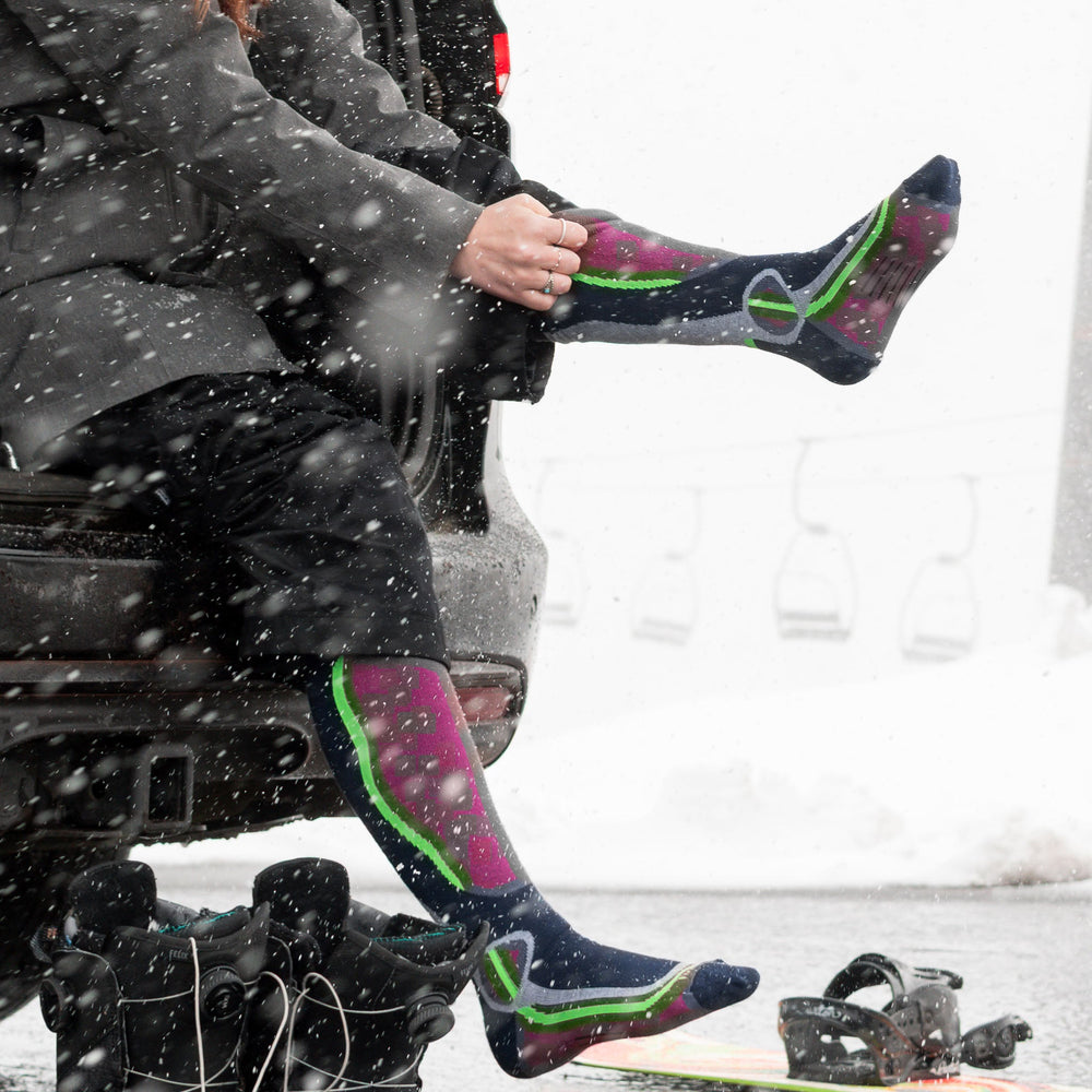 Women's Taos Lightweight Over-the-Calf Ski and Snowboard Sock White/Black Small - Fox River